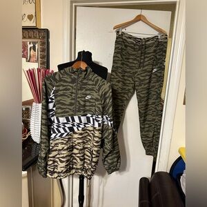 SET OFF NIKE AOP WOVEN SMOOSH WINDRUNER WINBREAKER AO0862-222